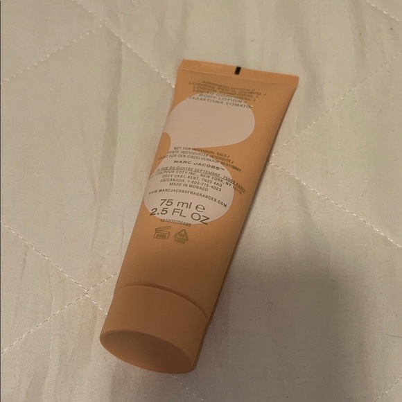 Marc Jacobs Daisy Love Peach Scented Body Lotion - Picture 3 of 3